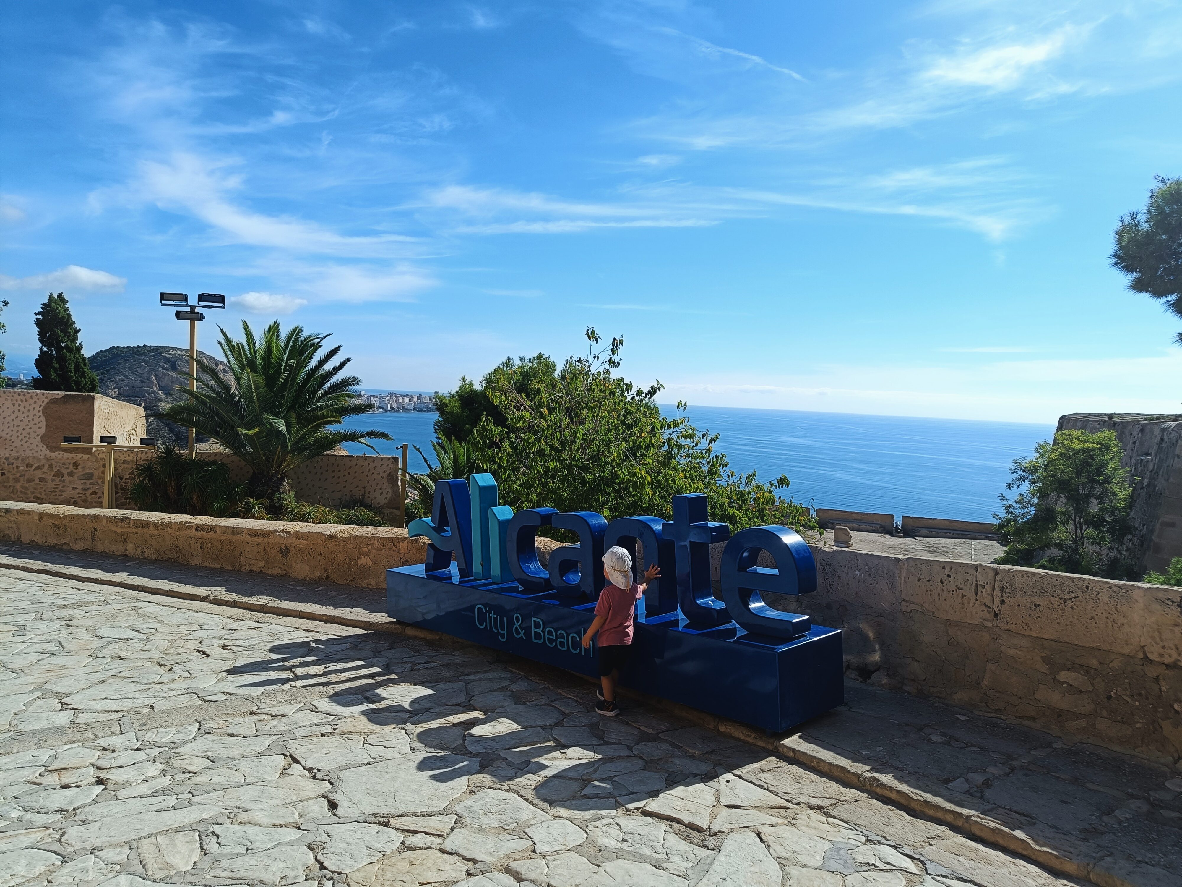 Napis „Alicante” przy Zamku Santa Bárbara